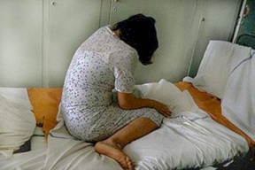 جريمة في مصر .. 5 شباب يغتصبون امرأة حامل بعد تقييد زوجها