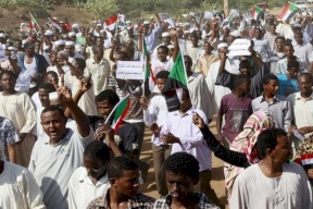مظاهرات السودان ومعركة الخبز.. خلية أزمة وحكومة وطنية