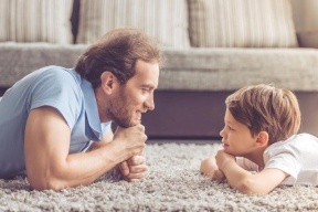 ثمانية أمور ينبغي للأب تعليمها لابنه