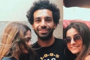 فنانة لبنانية وحيدة يتابعها محمد صلاح.. خمنوا من هي؟