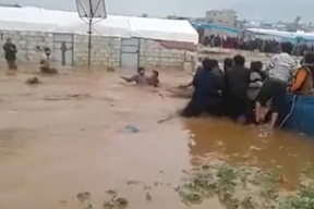 فيديو مروع لطفل سوري ينجو من سيل جارف في مخيمات إدلب