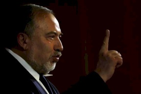 ليبرمان يهاجم حكومة نتنياهو من الخان الأحمر