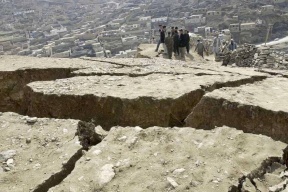 مقتل عشرات العمال بانهيار أرضي في أفغانستان