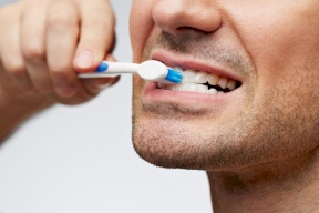 طبيبة تكشف خطورة عدم تنظيف الأسنان قبل النوم