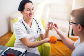 متى تعرضينَ طفلكِ على أخصائي التغذية؟