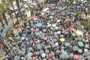 رغم الامطار والبرد الشديد..الآلاف يعتصمون وسط رام الله رفضا "للضمان"