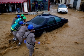 عاصفة ثلجية تشل الحياة في بعض مناطق لبنان