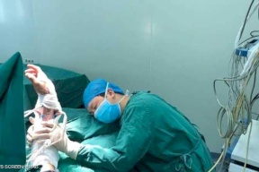 صورة مؤثرة لطبيب.. هذه قصتها !