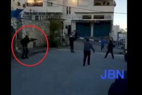 فيديو.. لحظة اطلاق الاحتلال النار على شاب بالخليل 