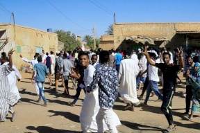 الشرطة السودانية تفرق المتظاهرين بالغاز المسيل للدموع