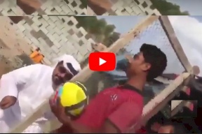 فيديو.. إماراتي يحتجز عمالا هنودا في أقفاص حيوانات