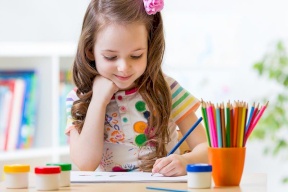 كيف تعلمين طفلك الرسم؟