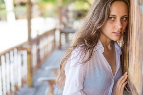 امرأة لا يمكنها سماع صوت الرجال