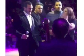 بالفيديو.. كاظم الساهر يتدخل ويحتضن إحدى المعجبات