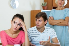 إذا أردت كسب ود حماتك.. فعليك بتلك النصائح