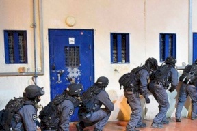 إحتجاجًا على الاعتداء عليهم...أسرى "عوفر" يبدأون إضرابًا عن الطعام 