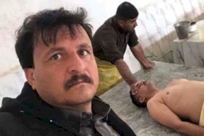 حفار قبور عراقي يلتقط سيلفي مع "ميت"