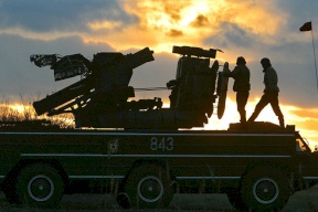 الدفاعات السورية تسقط أهدافا معادية