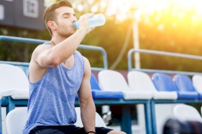 لهذه الأسباب ابدأ يومك بكوب ماء