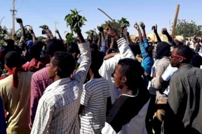 تواصل الاحتجاجات بالسودان والمعارضة تشكك بقرارات الحكومة