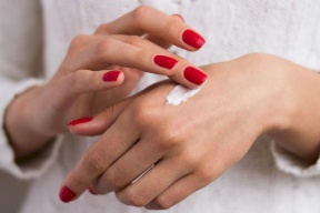 6 وصفات منزليّة سهلة وسريعة ترطّب بشرة اليدين