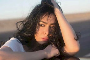 ميرهان حسين تسلم نفسها للشرطة لتنفيذ حكم بسجنها
