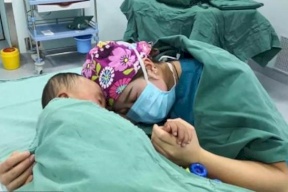 ماذا فعلت الممرضة قبل العملية الجراحية لهذا الصبي؟