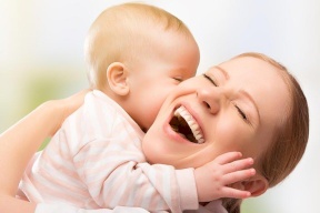 7شروط لحمل طفلك واحتضانه!