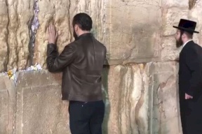 بالفيديو ..الفلسطيني الفائز برئاسة السلفادور يؤدي طقوسا إسرائيلية عند حائط البراق