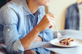 أطعمة العمل المجانية.. سكر وأملاح ودهون