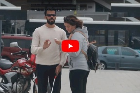 فيديو.. أعمي يطلب من الناس قراءة رساله تقول أن أمه ماتت