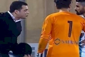 ضابط يقتحم ملعبا خلال مباراة في مصر.. فما السبب؟
