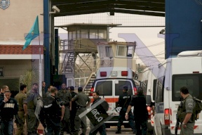 أسير يهاجم سجان إسرائيلي بمياه ساخنة انتقاماً للشهيد بارود