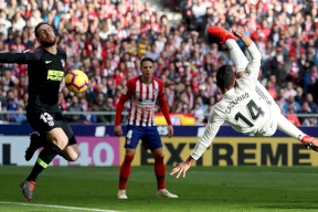 الريال يفوز بديربي مدريد وينقض على مركز الوصافة