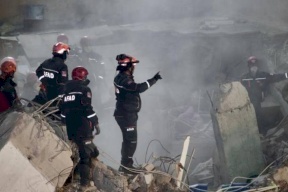16 قتيلًا بانهيار مبنى في إسطنبول