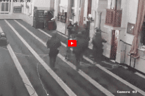 فيديو| لحظة اقتحام قوات الاحتلال مسجداً برام الله