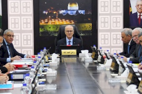 الحكومة تؤكد التزامها بحقوق عائلات الشهداء والأسرى