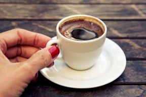 أضرار شرب القهوة الصباحية على الريق