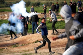 صورة| اختراع فلسطيني جديد لمواجهة الغاز المٌسيل للدموع