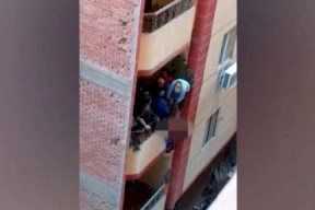 مصري يلقي زوجته من شرفة المنزل والسبب لم يخطر على بالكم