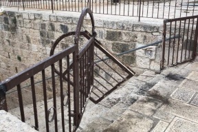 الفلسطينيون يكسرون البوابات الحديدية لباب الرحمة بالأقصى