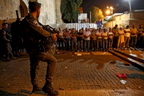 المقدسيون يتحدون الاحتلال ويصلون العشاء بساحة باب الرحمة