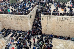 فيديو: المقدسيون ينجحون بفتح باب مصلى الرحمة بعد اغلاقه منذ 2003