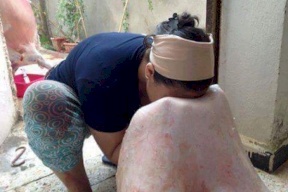 لماذا يمسح الفتيات وجههن في جلد الذبيحة ؟!
