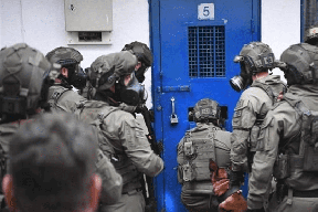 الأسرى يصعدون في سجن النقب