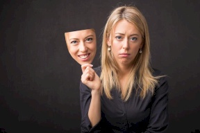 أعراض تشير إلى إصابتك بـ"الاكتئاب المبتسم"!