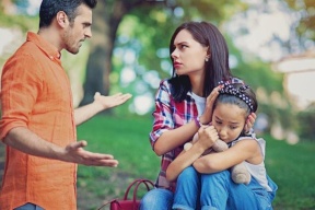 لهذه الأسباب.. نمط حياة الوالدين قد يضر نفسياً بالأطفال