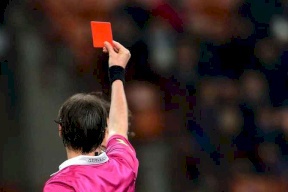 فيديو.. لاعب يتلقى البطاقة الحمراء بعد تكراره لحركة سيميوني