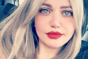 والدة ياسمين الخطيب اللبنانية تشعل مواقع التواصل بجمالها في أول ظهور لها