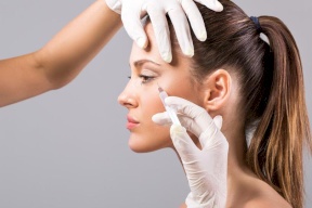 سيدتي...هذا هو العمر المثالي للخضوع للحقن التجميلية